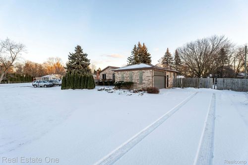 194 Long Lake Rd, Troy, MI, 48085-5523 | Card Image