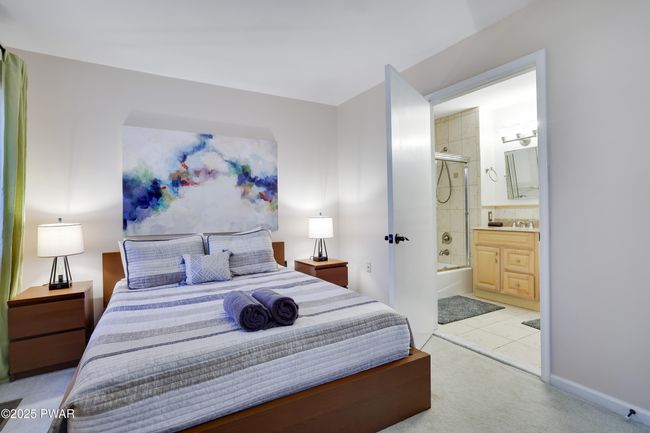 21- Master Bedroom with full en-suite ba | Image 22