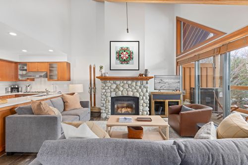 b-4847 Casabella Cres, Whistler, BC, V8E0Z4 | Card Image