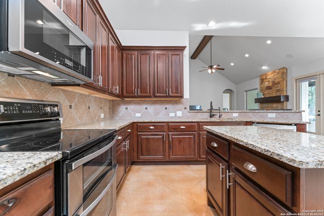 574 Deep Water Dr, House other with 3 bedrooms, 3 bathrooms and null parking in Spring Branch TX | Image 10