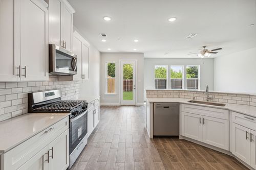 552 Hutchinson Ln, Lewisville, TX, 75077-3390 | Card Image