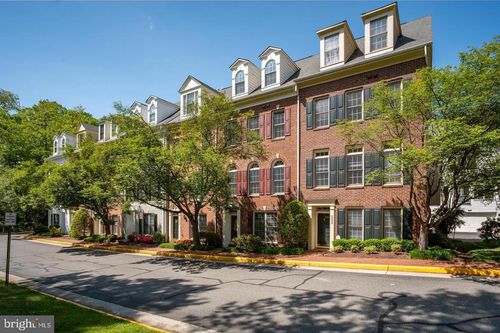 8894 Ashgrove House Ln, VIENNA, VA, 22182-5550 | Card Image