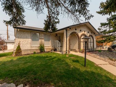 2725 9 Ave N, House detached with 4 bedrooms, 2 bathrooms and 8 parking in Lethbridge AB | Image 3