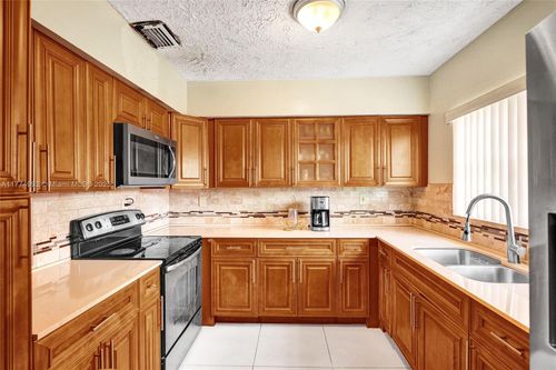 450 Ne 158th St, Miami, FL, 33162-5119 | Card Image