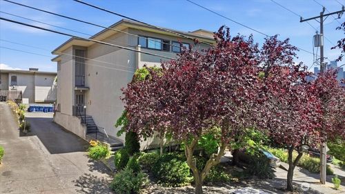201-914 6th Ave N, Seattle, WA, 98109-6113 | Card Image