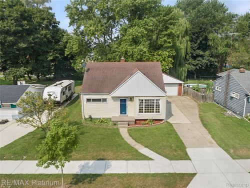 709 Elmwood Dr, Fenton, MI, 48430-1477 | Card Image