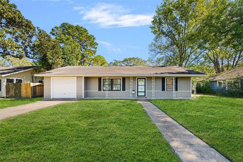 706 Avenue I, El Campo, TX, 77437-3864 | Card Image