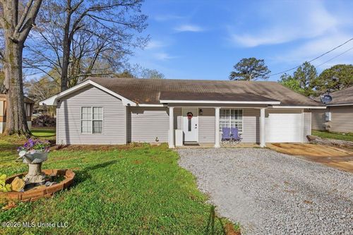 137 Short St, Richland, MS, 39218-5704 | Card Image