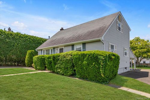 3 Avenue B, Locust Valley, NY, 11560-1501 | Card Image