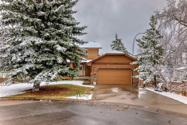 240 Deer River Place Se, Home with 4 bedrooms, 3 bathrooms and 4 parking in Calgary AB | Image 3
