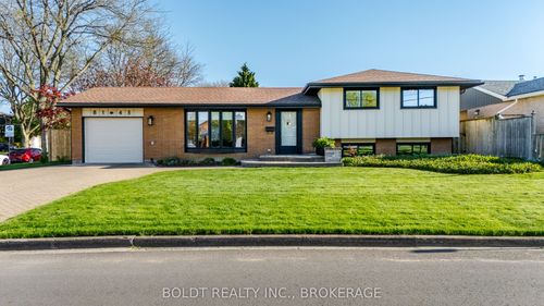 8143 Sarah St, Niagara Falls, ON, L2G6T9 | Card Image