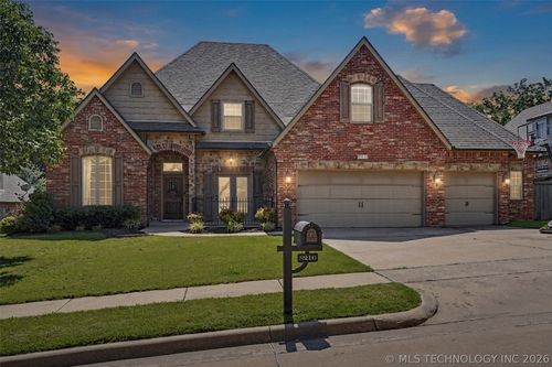 8210 S 14th Pl, Broken Arrow, OK, 74011-2700 | Card Image