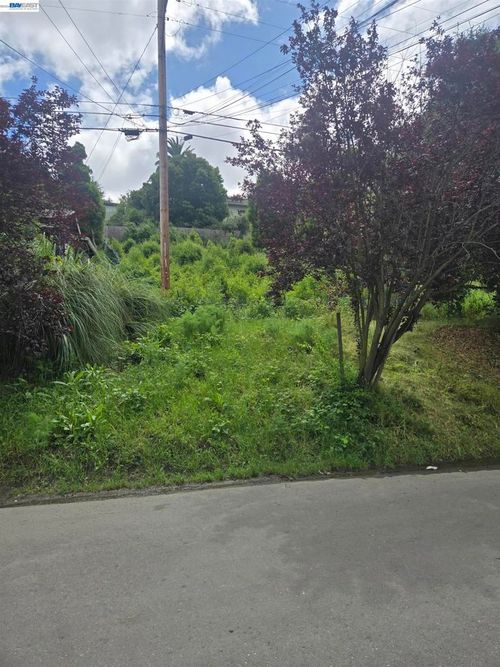 3210 Courtland, Oakland, CA, 94619 | Card Image