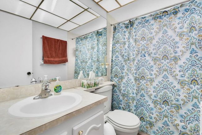 Second bath with tub/shower | Image 18