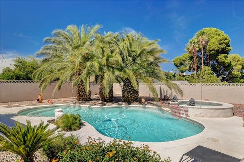 1909 Oakleaf Ln, Las Vegas, NV, 89146-3003 | Card Image