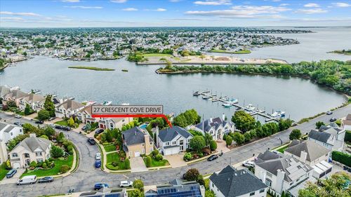 27 Crescent Cove Dr, Seaford, NY, 11783-3644 | Card Image
