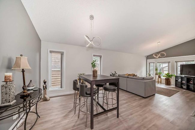 23 Sanderling Rise Nw, Home with 4 bedrooms, 3 bathrooms and 5 parking in Calgary AB | Image 9