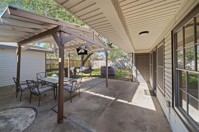 FAMILY ROOM FLOWS OUT TO THE EXTERIOR ENTERTANING AREA, THE SPACIOUS PATIO AND BBQ COOKING SPACE. NICE PERGOLA PROVIDES SHADE FOR SUNNY DAYS | Image 28