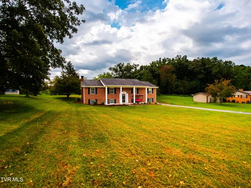 135 Circle Dr, Surgoinsville, TN, 37873-6011 | Card Image