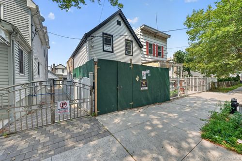 718 E 99th St, Brooklyn, NY, 11236-2606 | Card Image