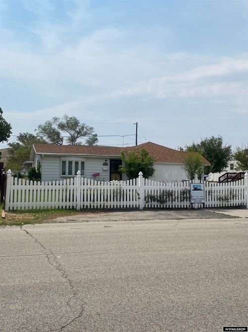 304 Center St, Rawlins, WY, 82301-6207 | Card Image