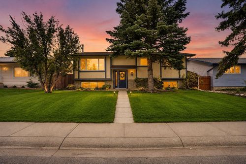 35 Queen Isabella Close Se, Calgary, AB, T2J3R2 | Card Image