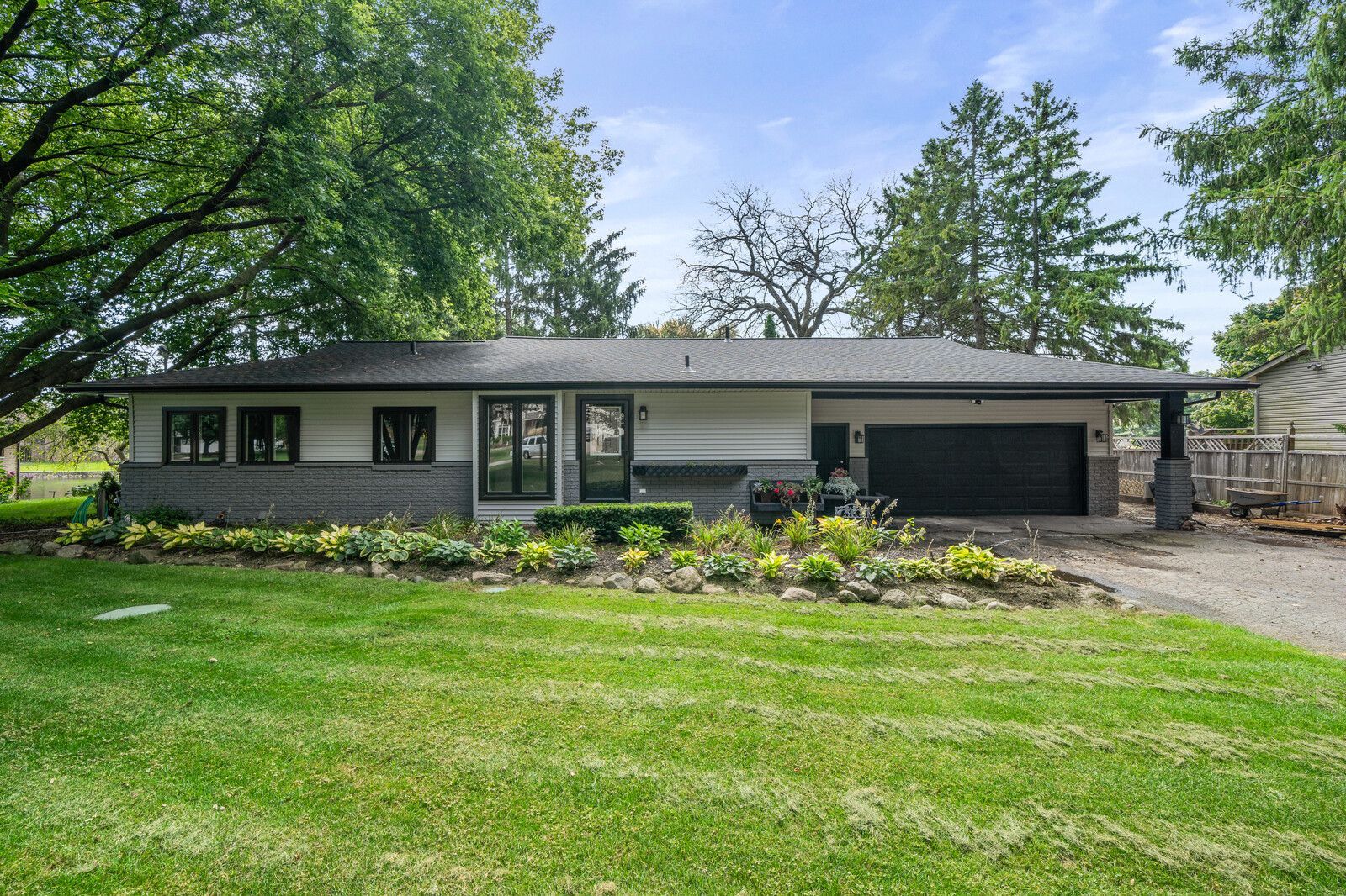 Craven Dr, Highland, MI 48356