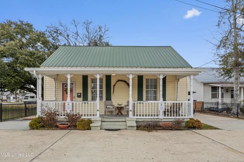 1705 Government St, Ocean Springs, MS, 39564-3829 | Card Image