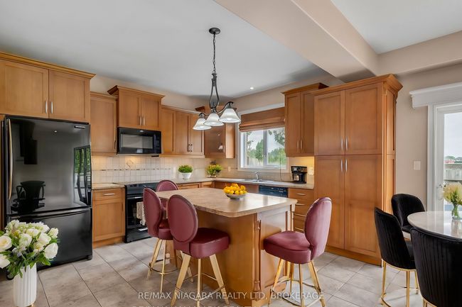 7149 Parkside Rd, House other with 6 bedrooms, 4 bathrooms and 2 parking in Niagara Falls ON | Image 4