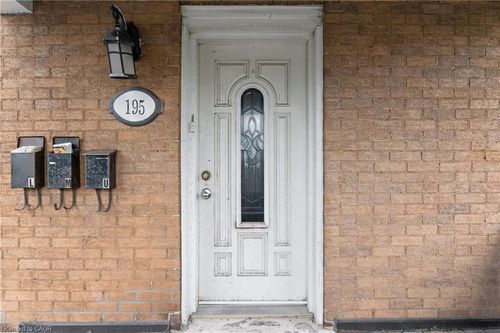 195 Victoria St N, Kitchener, ON, N2H5C5 | Card Image