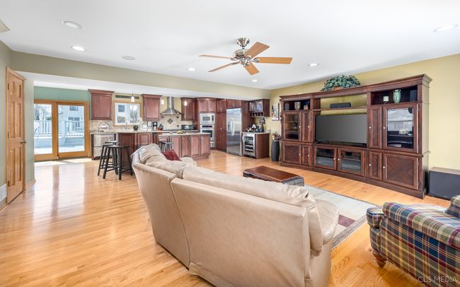 1813 Longboat Dr, House other with 3 bedrooms, 3 bathrooms and 2 parking in Elk Grove Village IL | Image 9