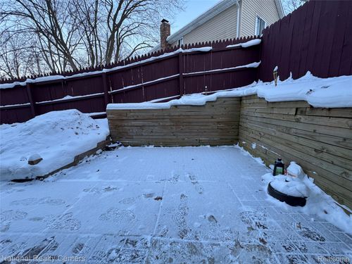 6219 Waterfront Dr, Waterford Twp, MI, 48329-1457 | Card Image