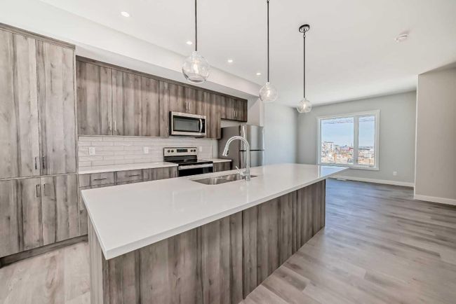 450 Shawnee Square Sw, Home with 3 bedrooms, 2 bathrooms and 3 parking in Calgary AB | Image 4