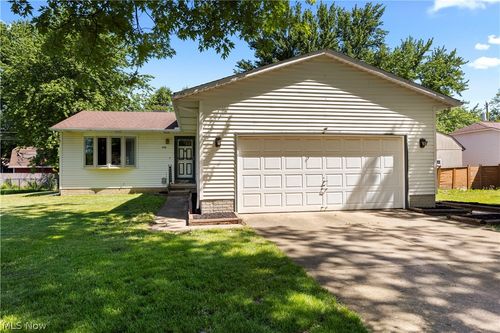 536 Fieldstone Dr, Amherst, OH, 44001-1917 | Card Image