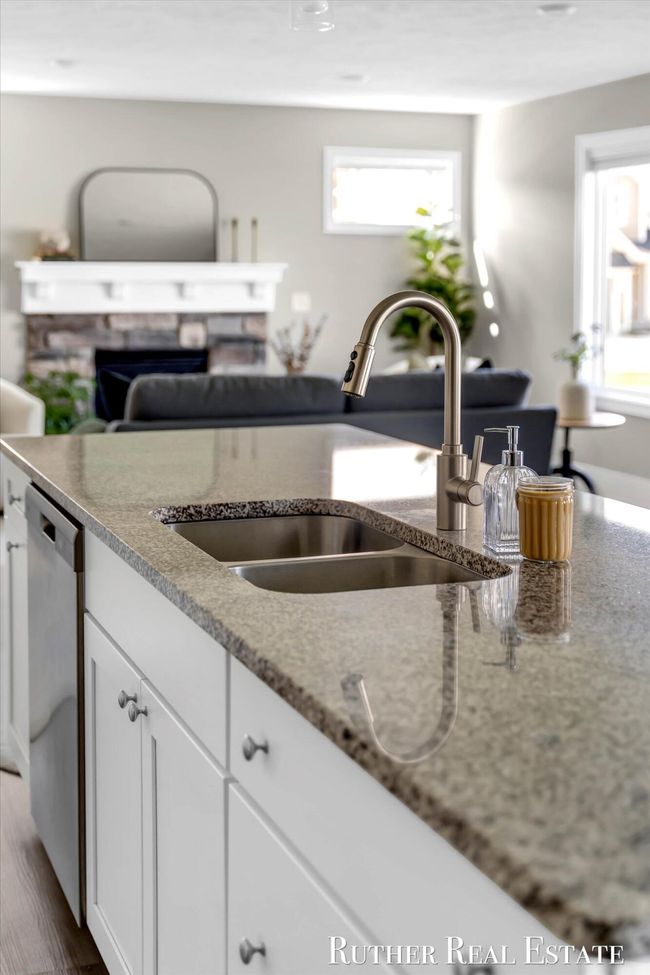 Kitchen Island | Image 13