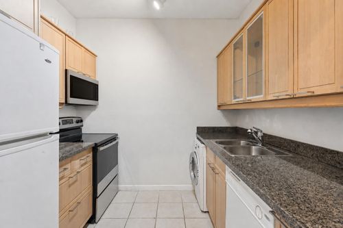 304-827 W 16th St, North Vancouver, BC, V7P1R2 | Card Image