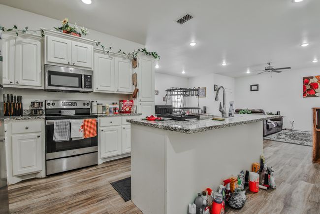 6904 20 Th St, Townhouse with 3 bedrooms, 2 bathrooms and null parking in Lubbock TX | Image 6