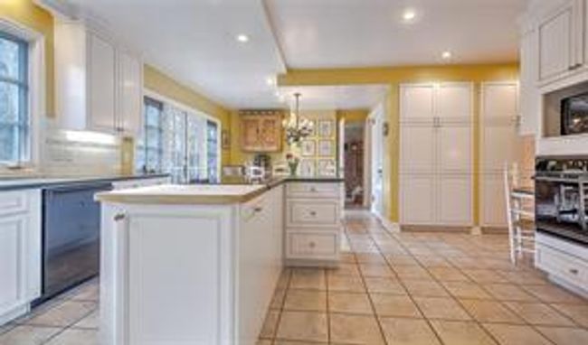 2722 Montcalm Cres Sw, House detached with 4 bedrooms, 2 bathrooms and 3 parking in Calgary AB | Image 5