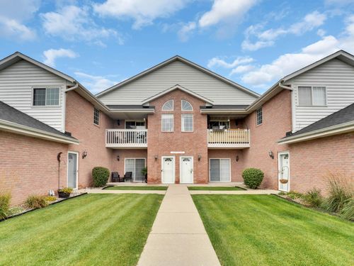 unit-8-2412573 E Parkway Meadow Cir, Pewaukee, WI, 53072-5865 | Card Image