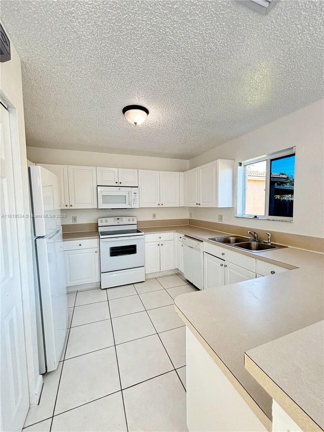 21339 Sw 87 Th Ct, House other with 4 bedrooms, 3 bathrooms and null parking in Cutler Bay FL | Image 6