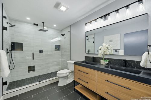 121 Andorra Dr, Universal City, TX, 78148-3301 | Card Image