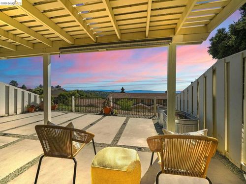 57 Thousand Oaks St, Oakland, CA, 94605-4618 | Card Image