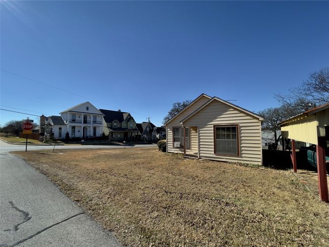 211 Denton St E, House other with 2 bedrooms, 1 bathrooms and null parking in Argyle TX | Image 12