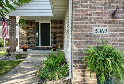 5301 Carey Dr, Cedar Falls, IA, 50613-7043 | Card Image