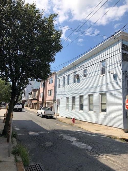 586 54th St, West New York, NJ, 07093-5533 | Card Image