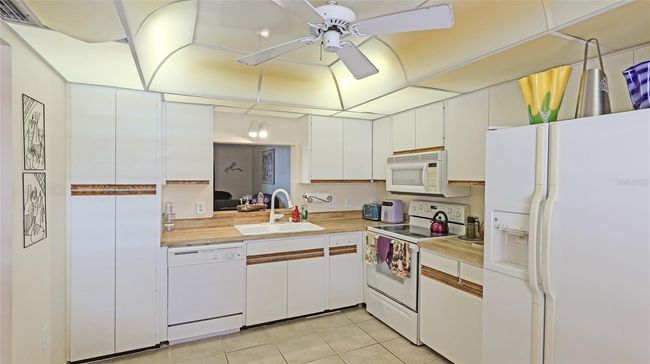 527 Spring Lakes Blvd, Condo with 2 bedrooms, 2 bathrooms and null parking in BRADENTON FL | Image 5