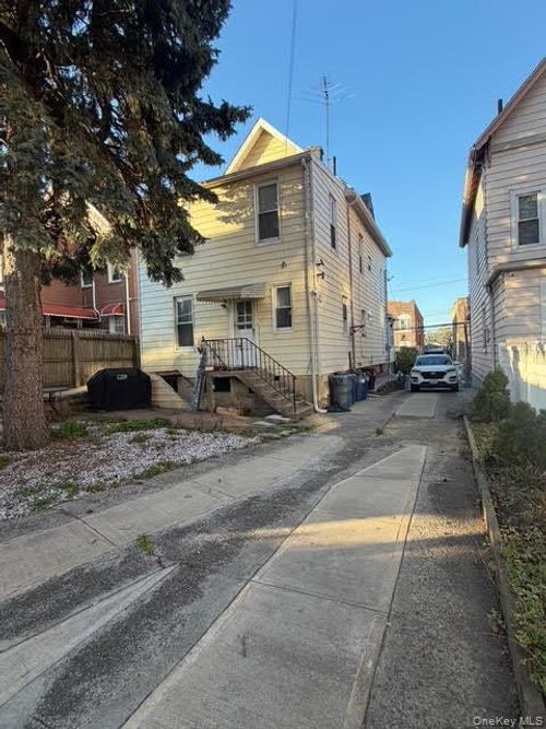 686 E 239th Street, New York, NY, 10470 | Card Image