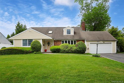 30 Todd Dr E, Glen Head, NY, 11545-1424 | Card Image