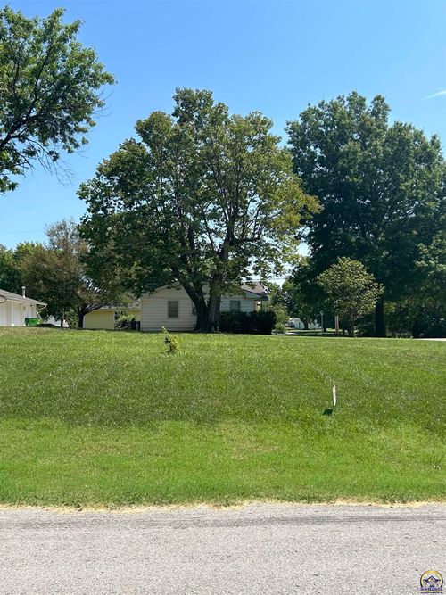 329 W 9th St, Lyndon, KS, 66451-9796 | Card Image