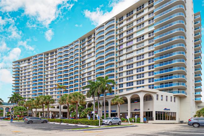 721 - 3800 S Ocean Dr, Condo with 2 bedrooms, 2 bathrooms and null parking in Hollywood FL | Image 1
